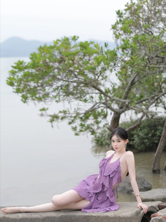 何穗与儿子阿那亚悠闲散步，简约装扮展现好气质，网友热议其产后恢复